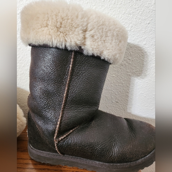 UGG Classic Tall Boots in Chocolate Brown. Light fur inside - Picture 12 of 12